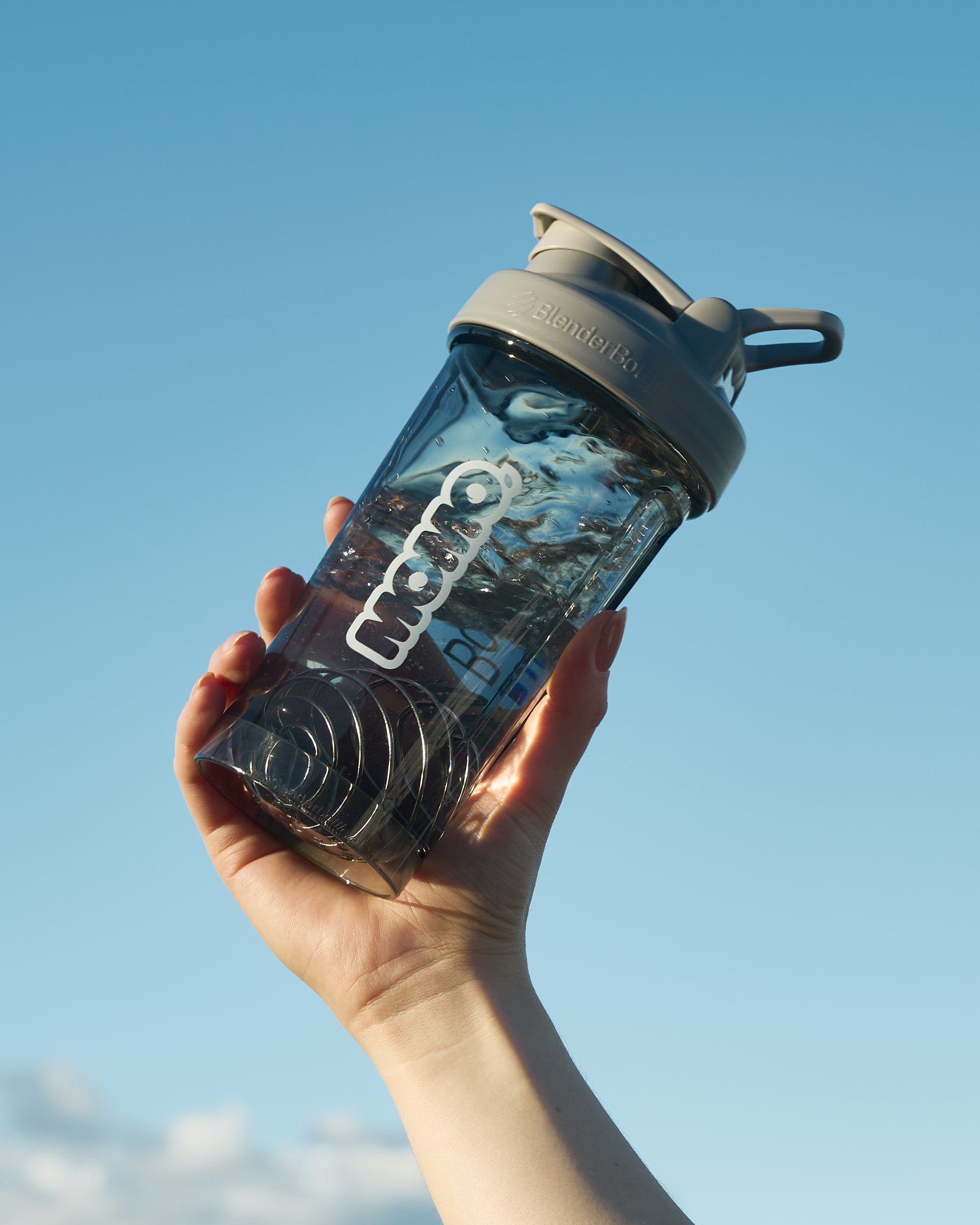 24oz clear MOMO BlenderBottle with gray lid