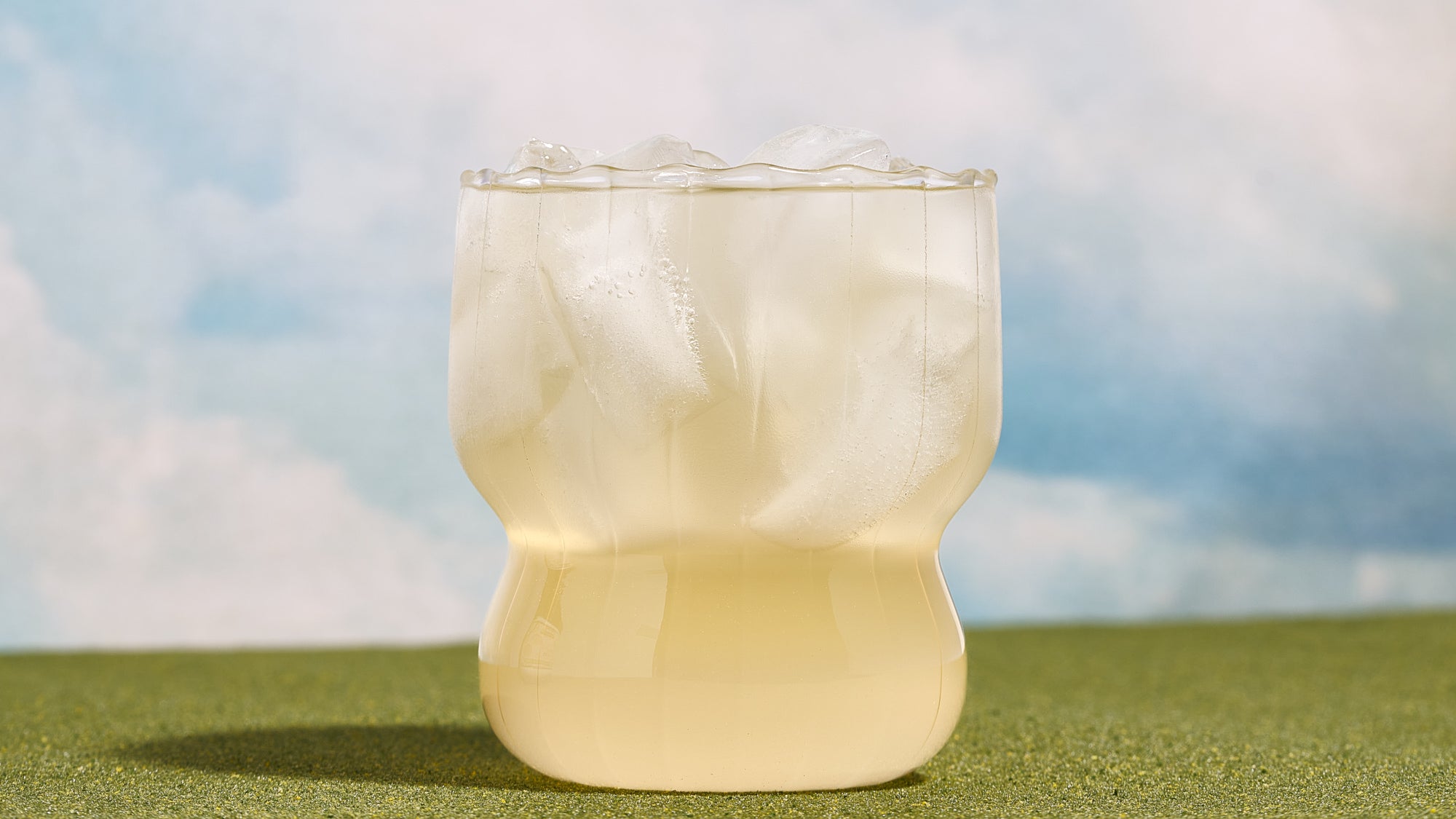 momo white peach flavored pre-workout in a cup